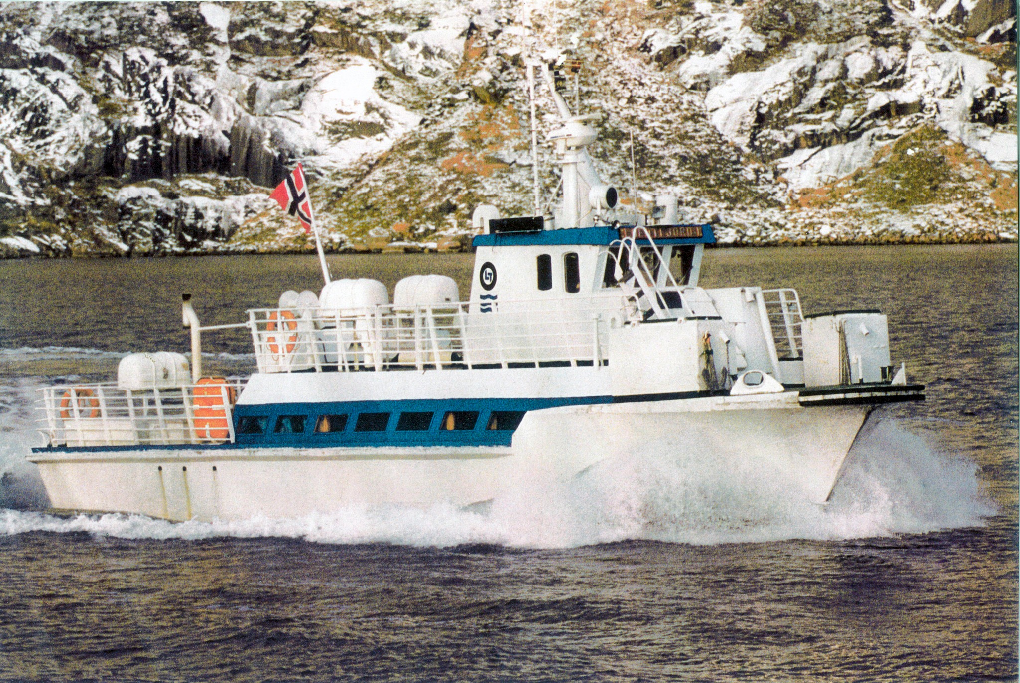 M/S Lofotfjord I var opprinnelsen til M/S Elvekongen. Før sjøsettingen i Glomma ble førerhuset både senket og flyttet forover.
